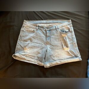 Women’s Old Navy distressed light wash Curvy Profile cuffed denim shorts in 14